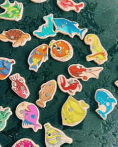 Peixinhos da Pescaria Magnética Play Gump espalhados para brincar